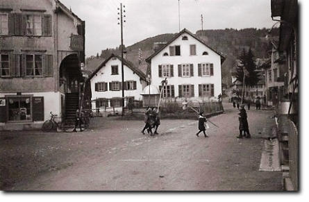 Chlauseslä in den 1930er Jahren in der Lindengasse Unterägeri