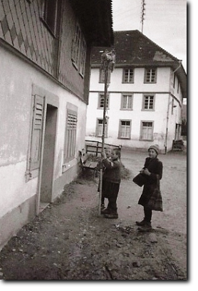 Chlauseslä in den 1930er Jahren vor der Kreuzmühle Unterägeri